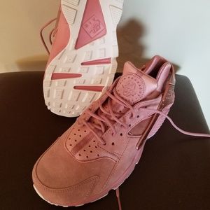 BRAND NEW PINK SUEDE NIKE HUARRACHE SNEAKERS